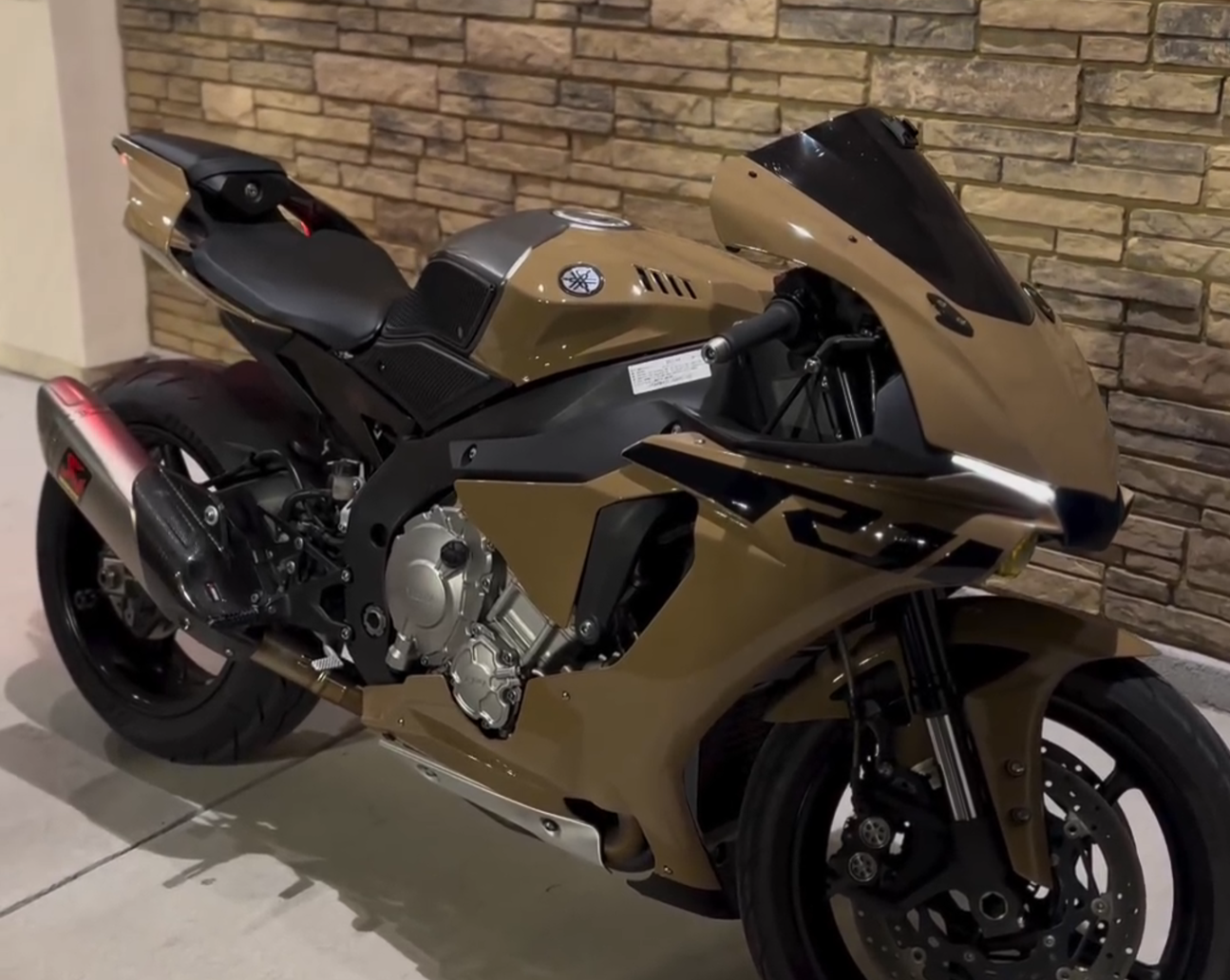 Amotopart 2015-2019 Yamaha YZF 1000 R1 Hell Brown Abzugskit