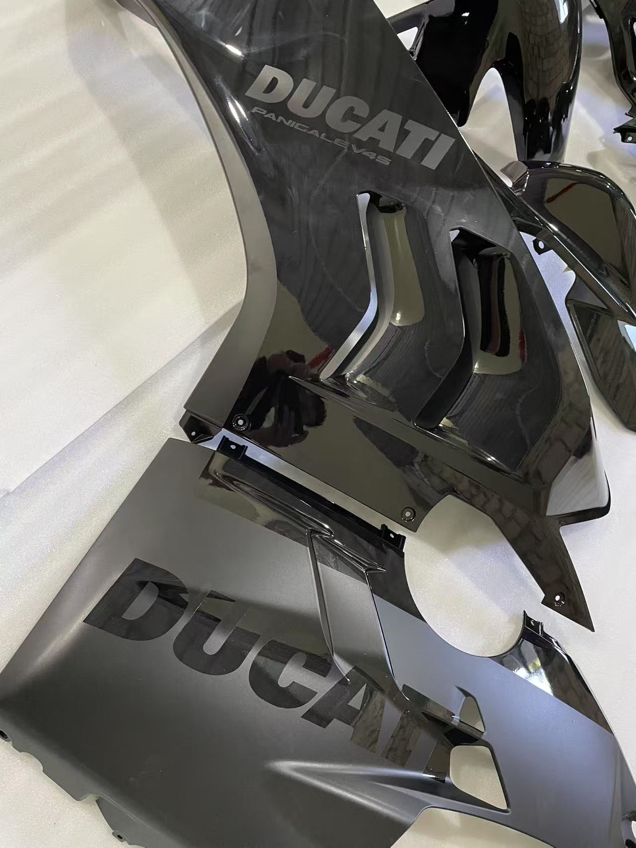 Amotopart Ducati 22-24 Panigale V4 V4S Glossy Black Fearing Kit