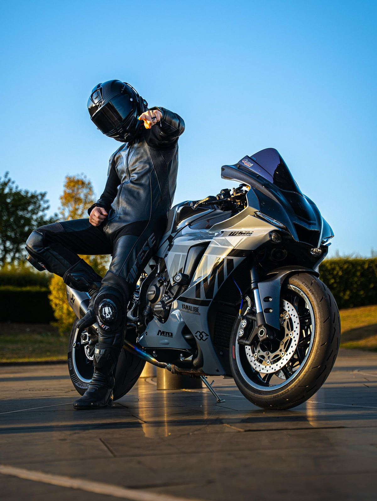 Amotopart 2020-2026 Yamaha YZF R1 Carbon Fiber Pattern Black & Grey Fairing Kit