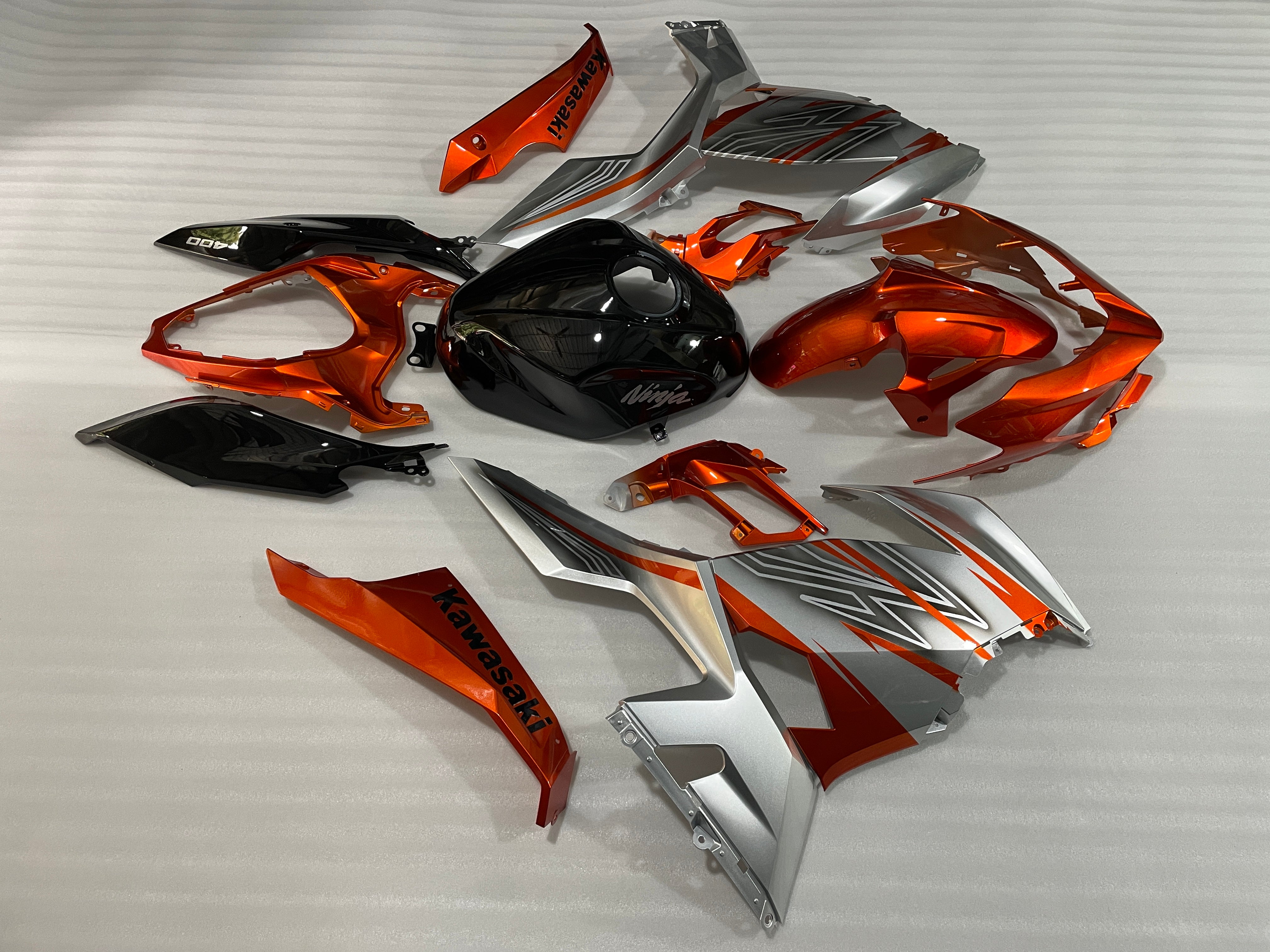 Amotopart Kawasaki EX400/Ninja400 2018-2023 Silber&Orange&Schwarzes Verkleidungskit