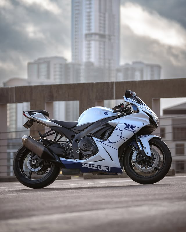 Amotopart 2011-2025 Suzuki GSXR 600/750 White Blue Fairing Ki