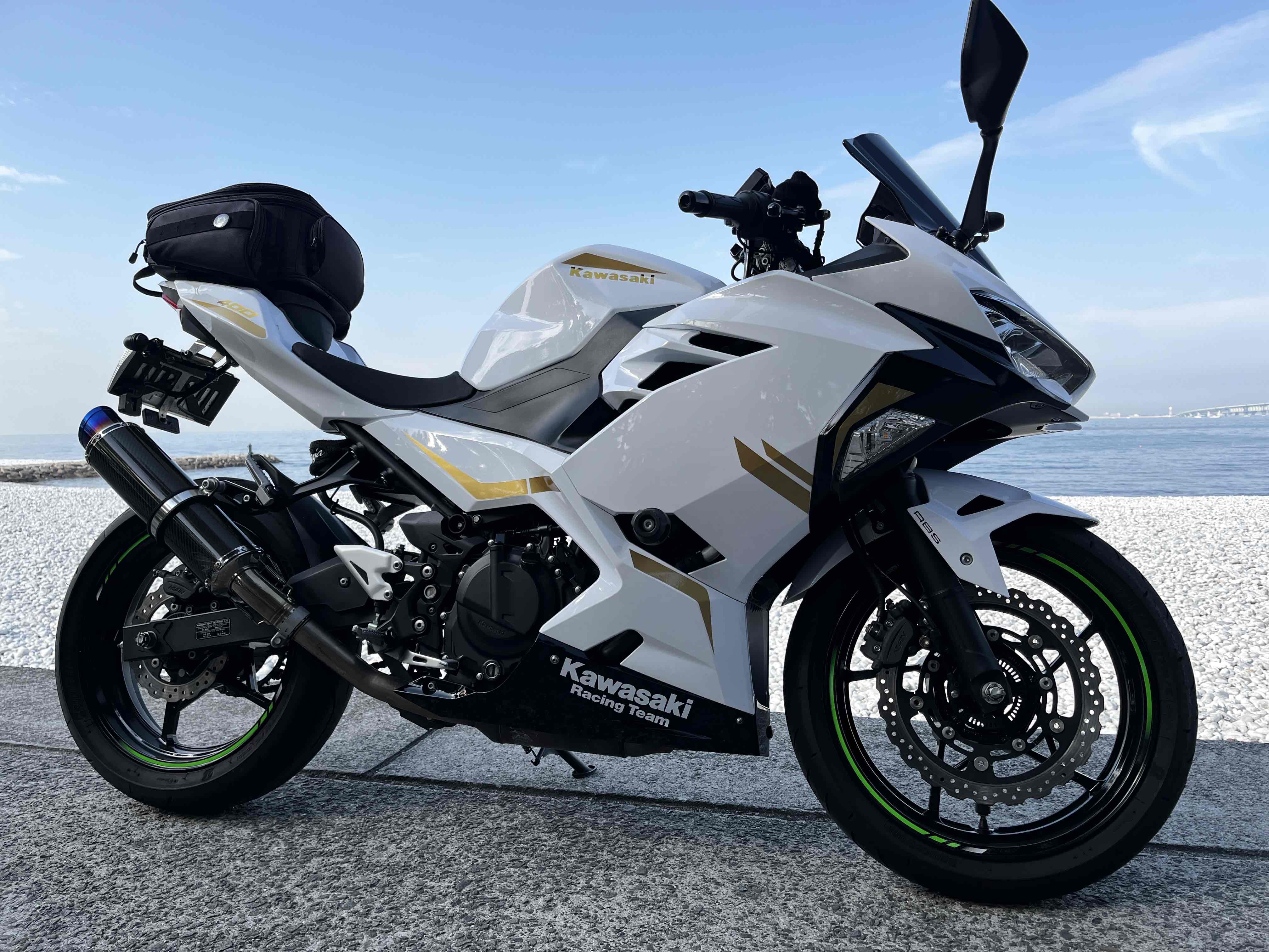 Amotopart 2018-2024 Kawasaki EX400 Ninja400 Black White Gold Fairing Kit