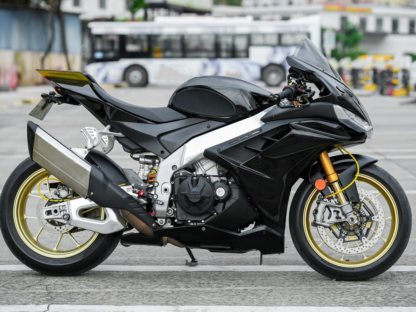 Amotopart 2022-2024 Aprilia RSV4 1100 błyszczący czarny zestaw owiewki