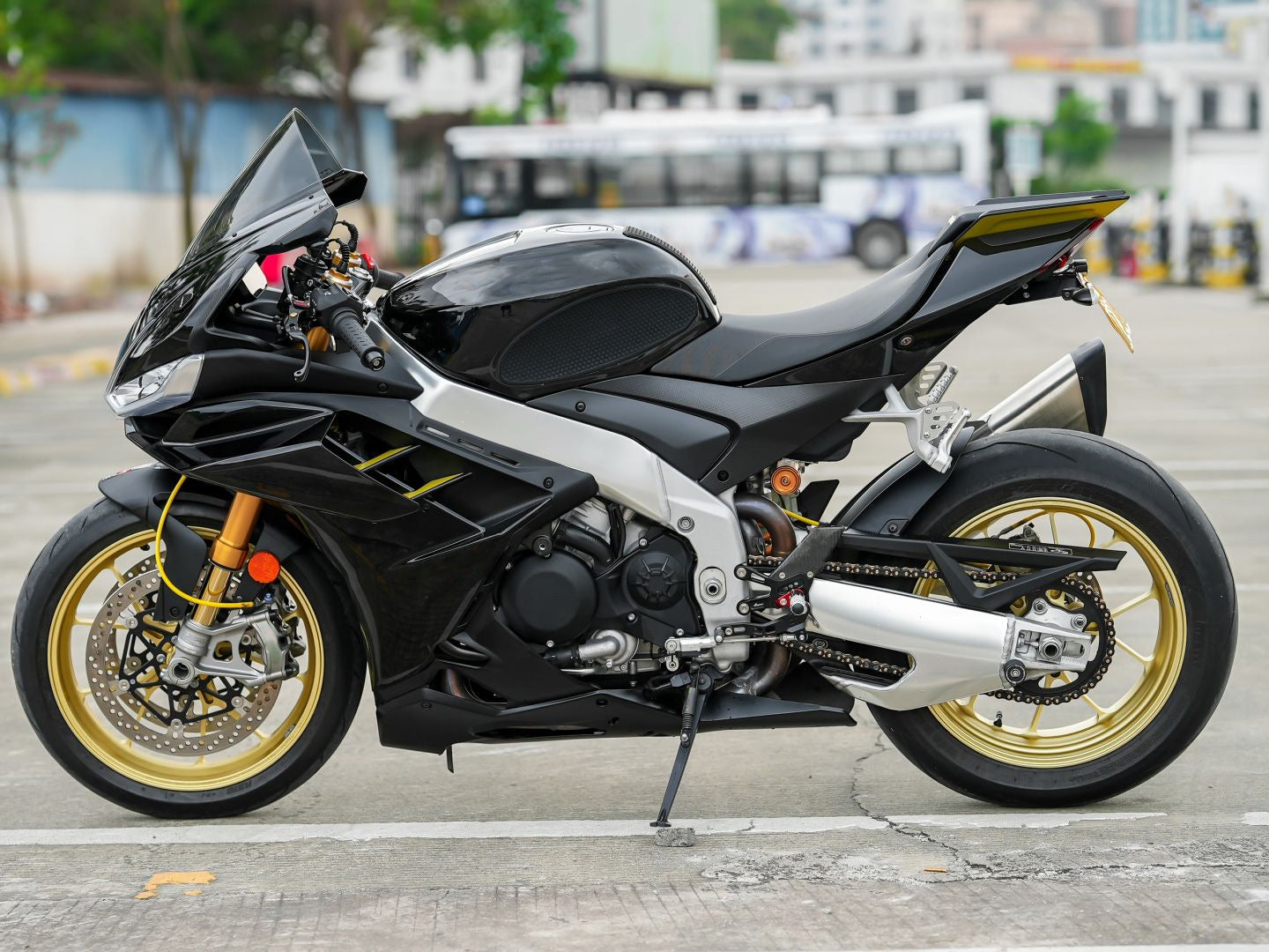 Amotopart 2022-2024 Aprilia RSV4 1100 błyszczący czarny zestaw owiewki