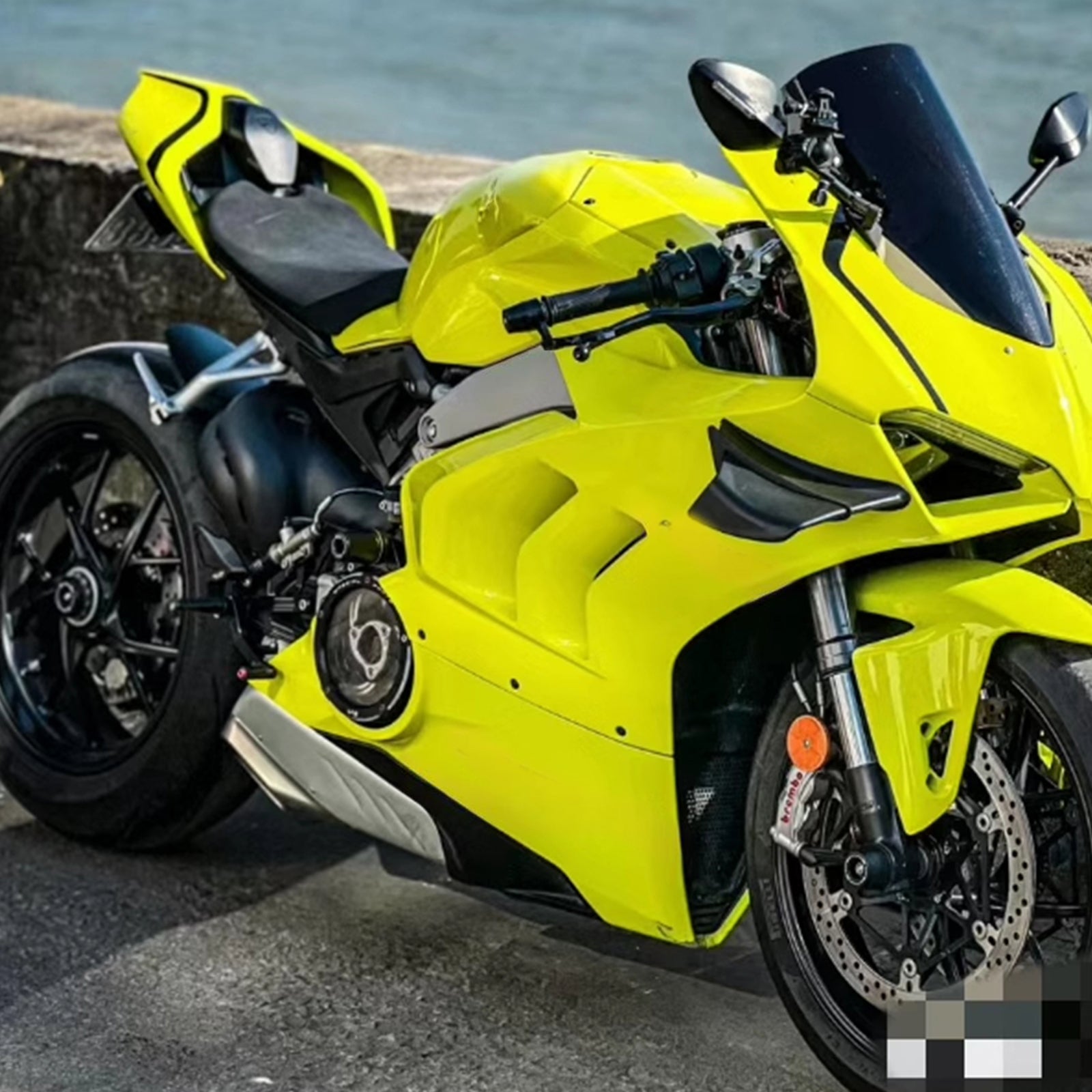 Amotopart Ducati Panigale 20-21 V4 V4S Black Light Yellow Fairing Kit