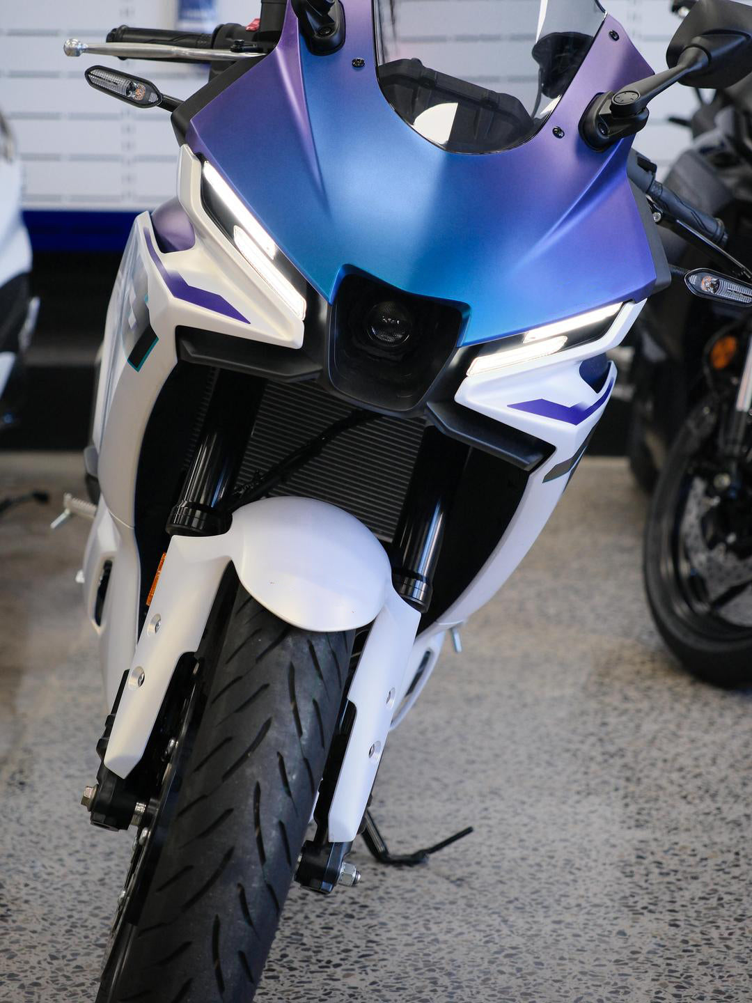 Amotopart 2025-2026 Yamaha YZF R3 YZF R25 Gloss White Gradient Blue Fairing Kit