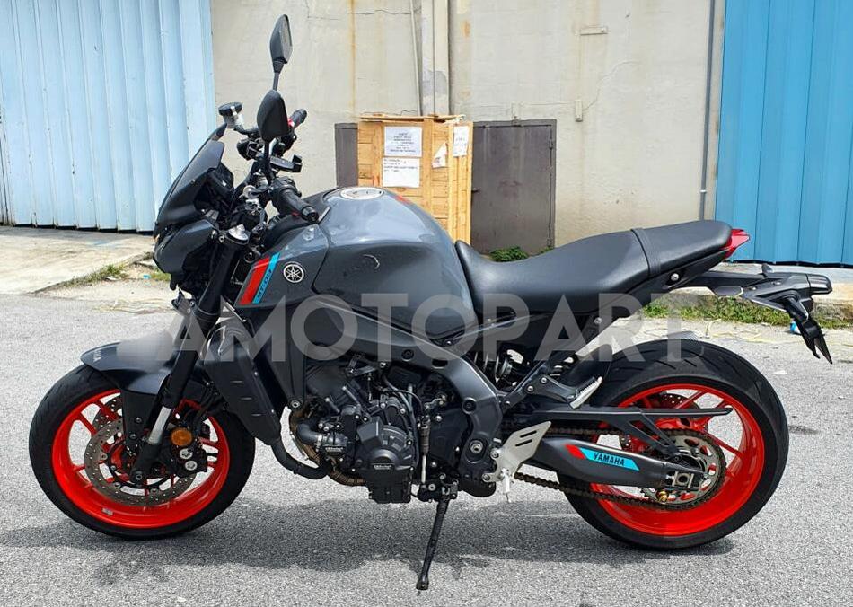Amotopart 2021-2024 Yamaha MT-09
Dunkelgrau rote Linienverkleidungskit