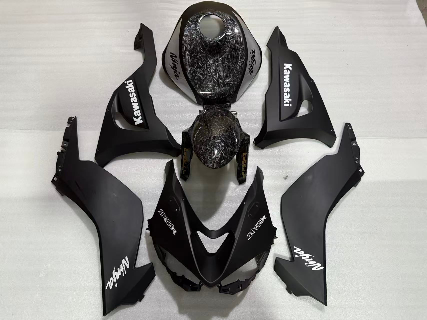 Amotopart 2024-2026 Kawasaki ZX6R ブラック カーボンファイバーパターン フェアリングキット