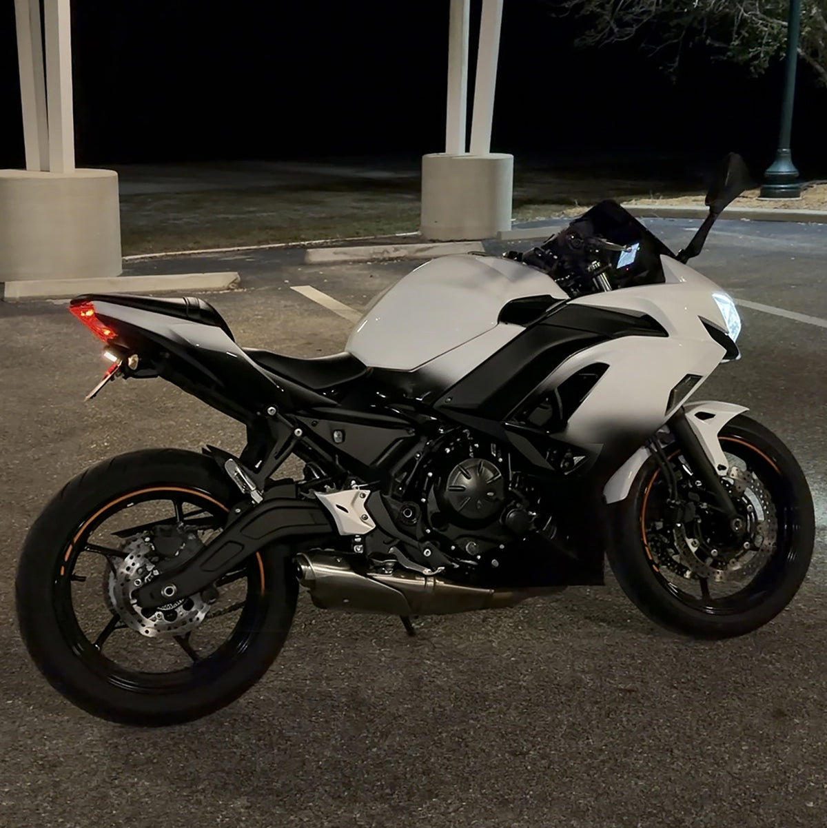 Amotopart 2020–2026 Kawasaki ER-6F Ninja650 Weiß Schwarz Verkleidungsset