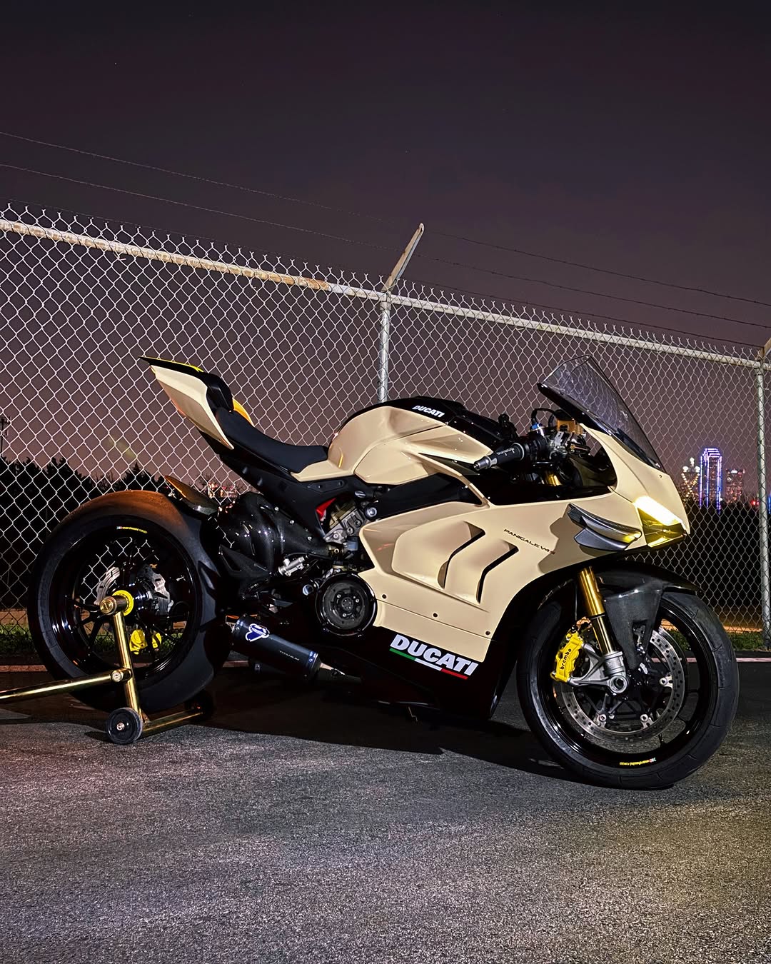 Amotopart Ducati 20-21 Panigale V4 V4S Gelbverkleidet Kit