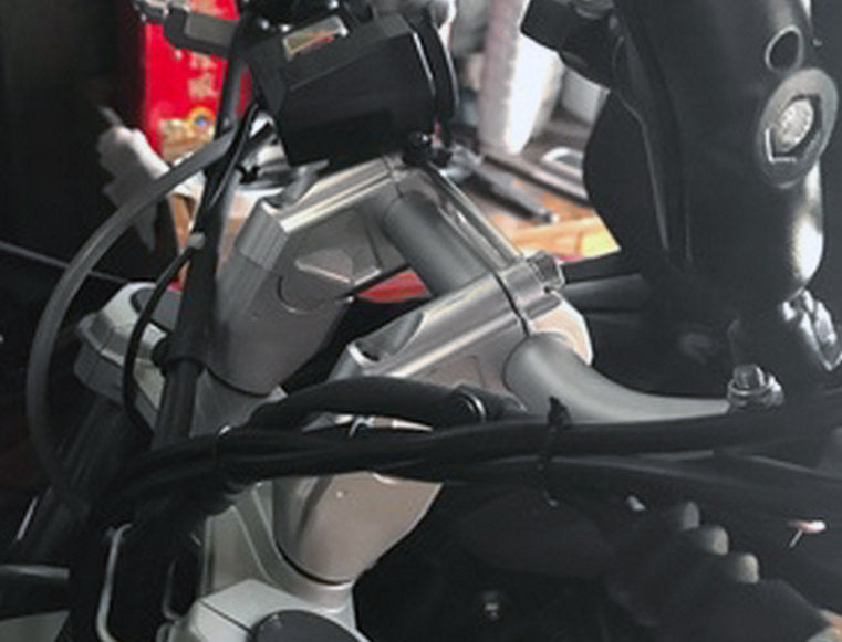 Paar schwarze Motorrad-Lenker-Riser-Kits, die den Lenker nach oben bewegen, für BMW F800GS 2008–2017
