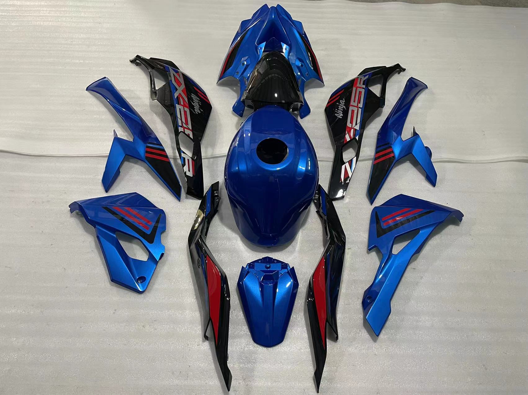 Amotopart 2019-2024 Kawasaki Ninja ZX25R ZX4R ZX4RR Kit de carénage rouge bleu