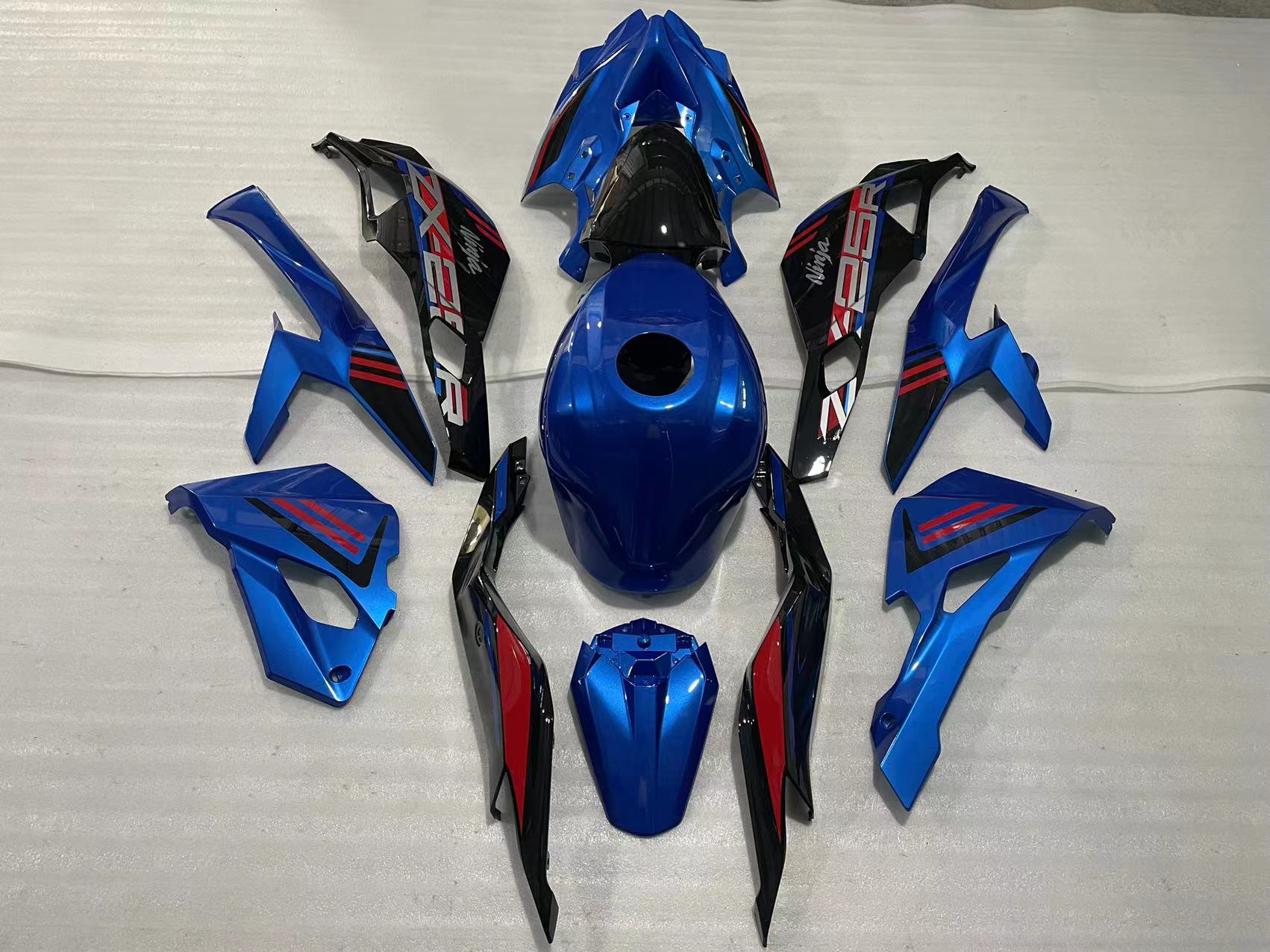 Amotopart 2020–2022 Kawasaki Ninja ZX-25R Schwarz Blau Verkleidungsset