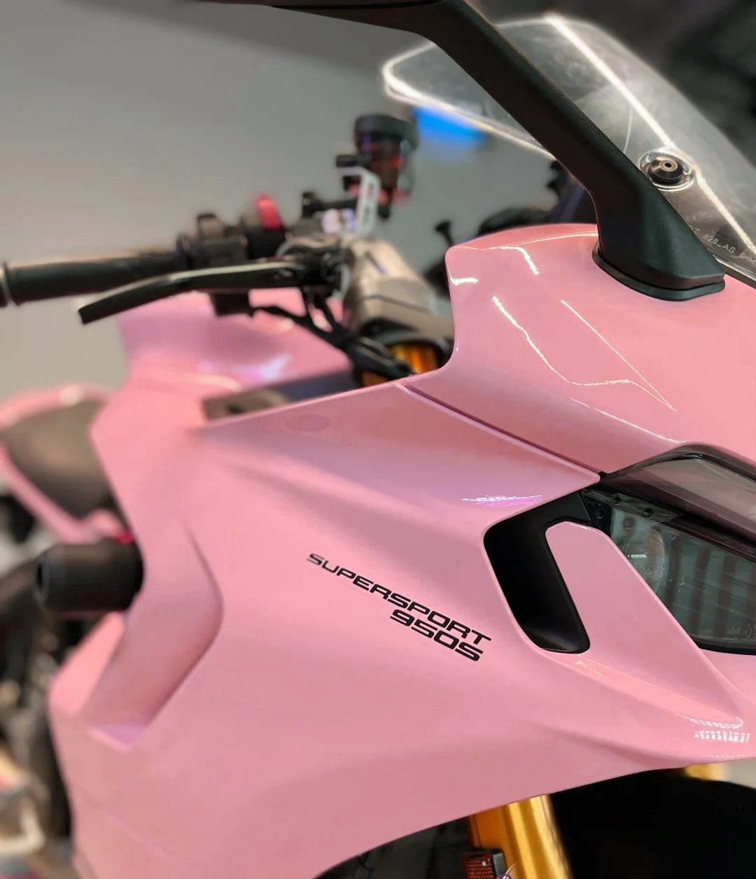 Amotopart 2021-2024 Ducati Supersport 950 / 950S Schwarz-Pink-Verkleidungssatz