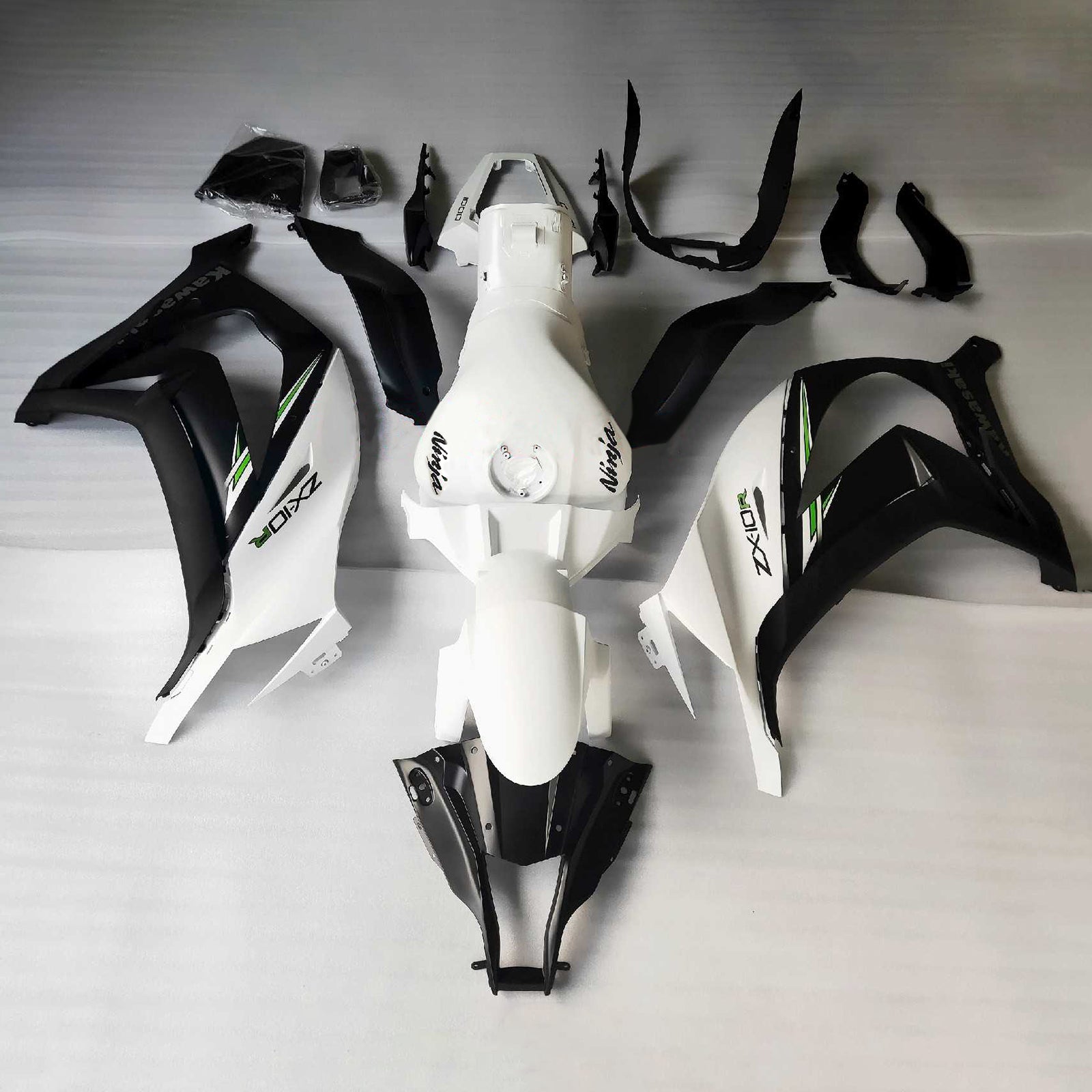 Kit de carénage Amotopart 2016-2020 Kawasaki ZX10R noir et blanc