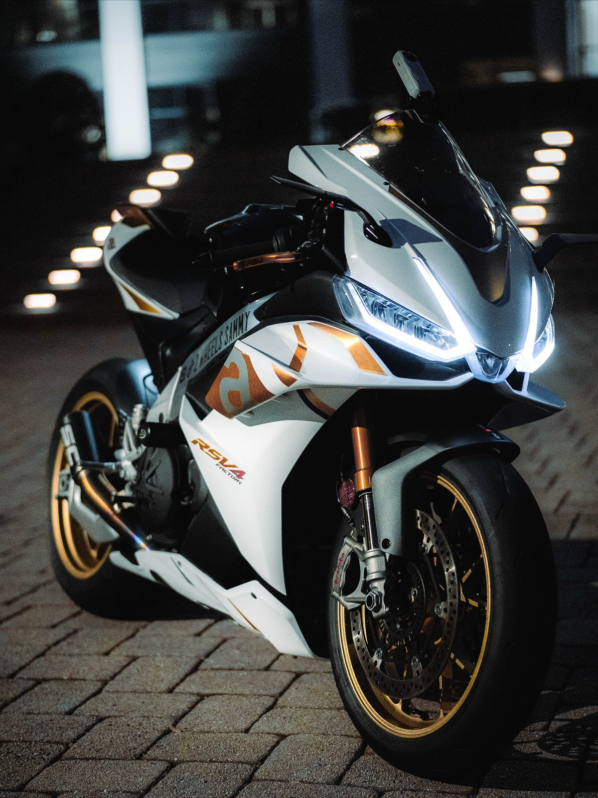 Amotopart 2022–2024 Aprilia RSV4 1100 Weißgold Verkleidungsset
