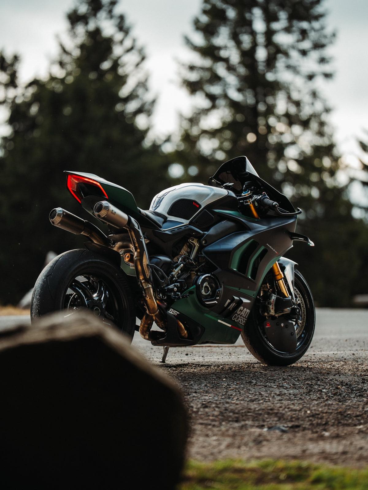Amotopart Ducati 22-24 Panigale V4 V4S Matte Black Green White Fairing Kit