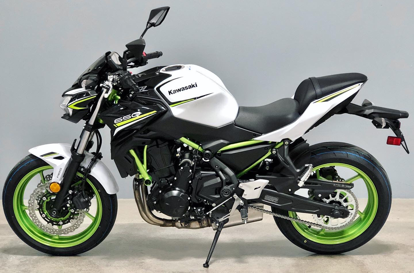 Amotopart 2020-2023 Kawasaki Z650 Kit de carénage blanc noir vert