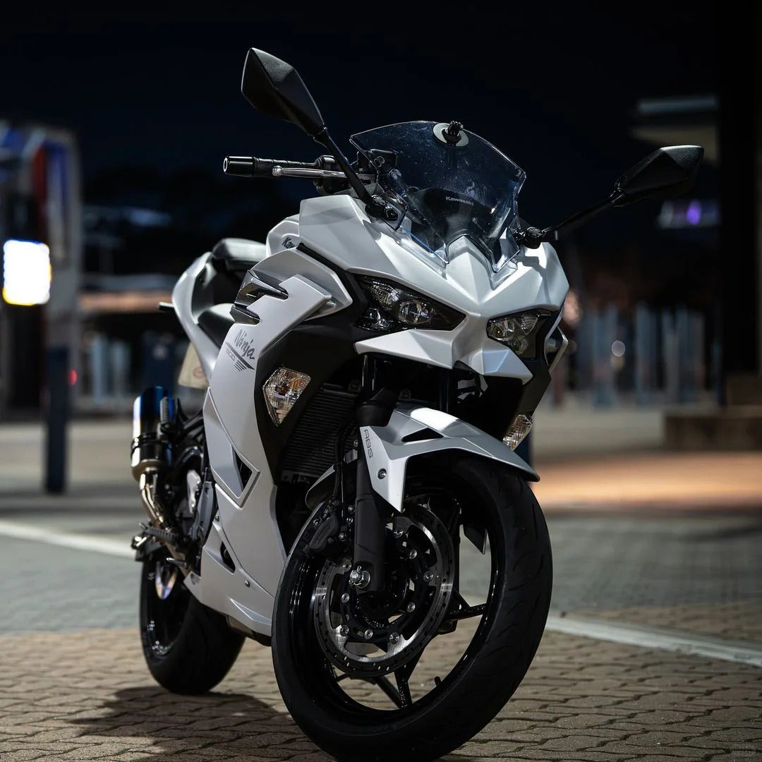 Amotopart 2024-2025 Kawasaki Ninja 500 Verkleidungssatz in Silber und Schwarz