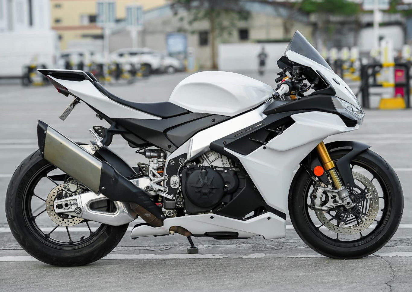 Amotopart 2022–2024 Aprilia RSV4 1100 Weiß Schwarz Verkleidungsset