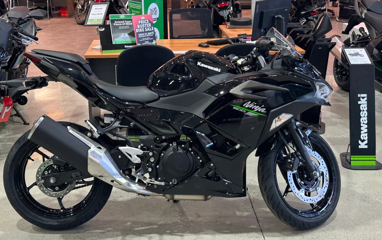 Amotopart 2024-2025 Kawasaki Ninja 500 Verkleidungssatz, glänzend schwarz