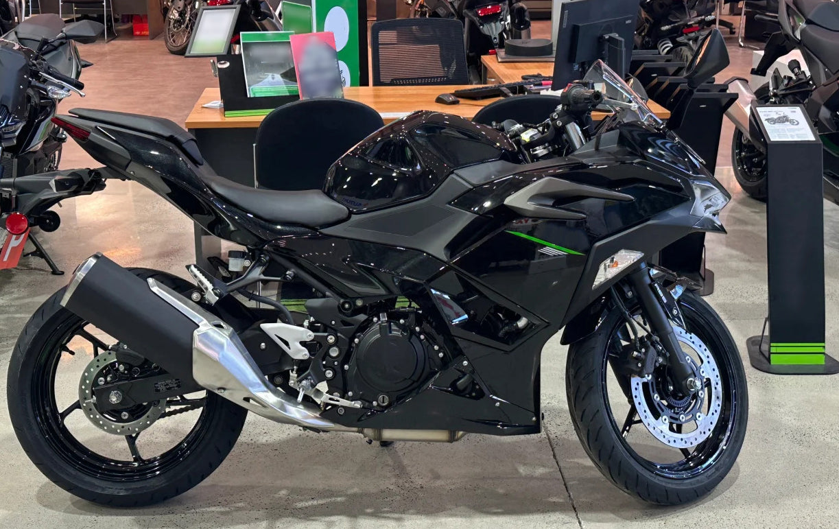 Amotopart 2024-2025 Kawasaki Ninja 500 Matte Black Fairing Kit