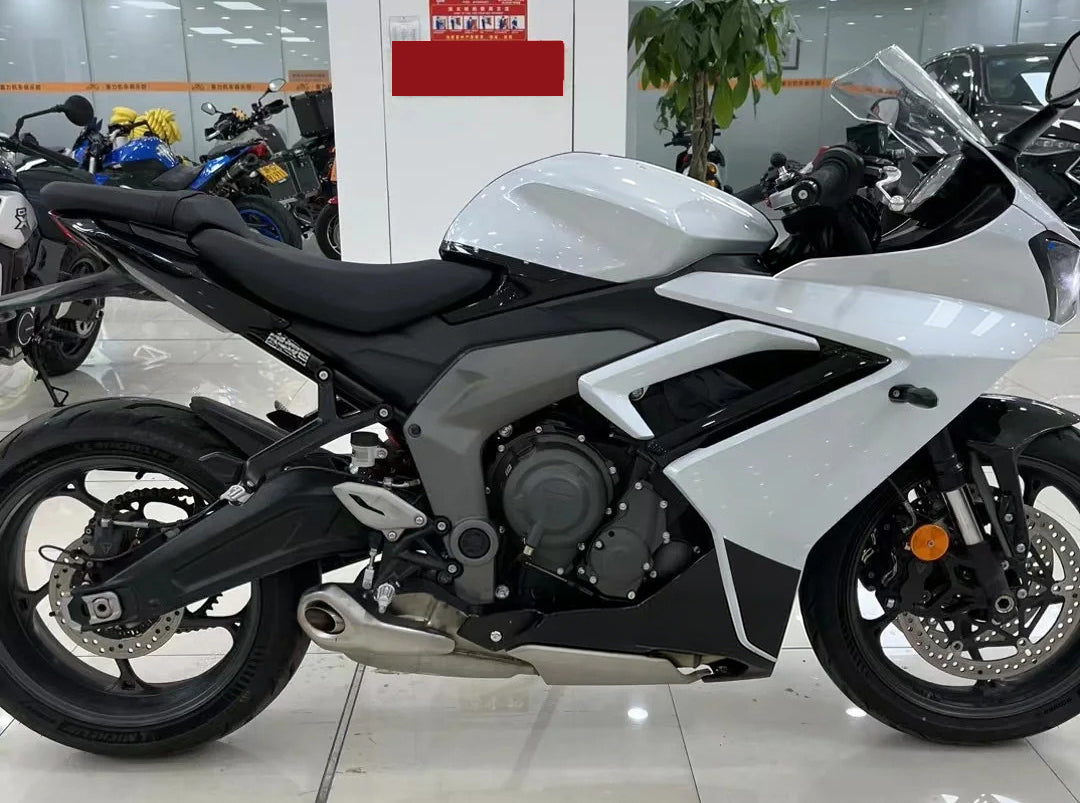 Amotopart 2024-2025 Kit carena Triumph Daytona 660 bianco lucido nero
