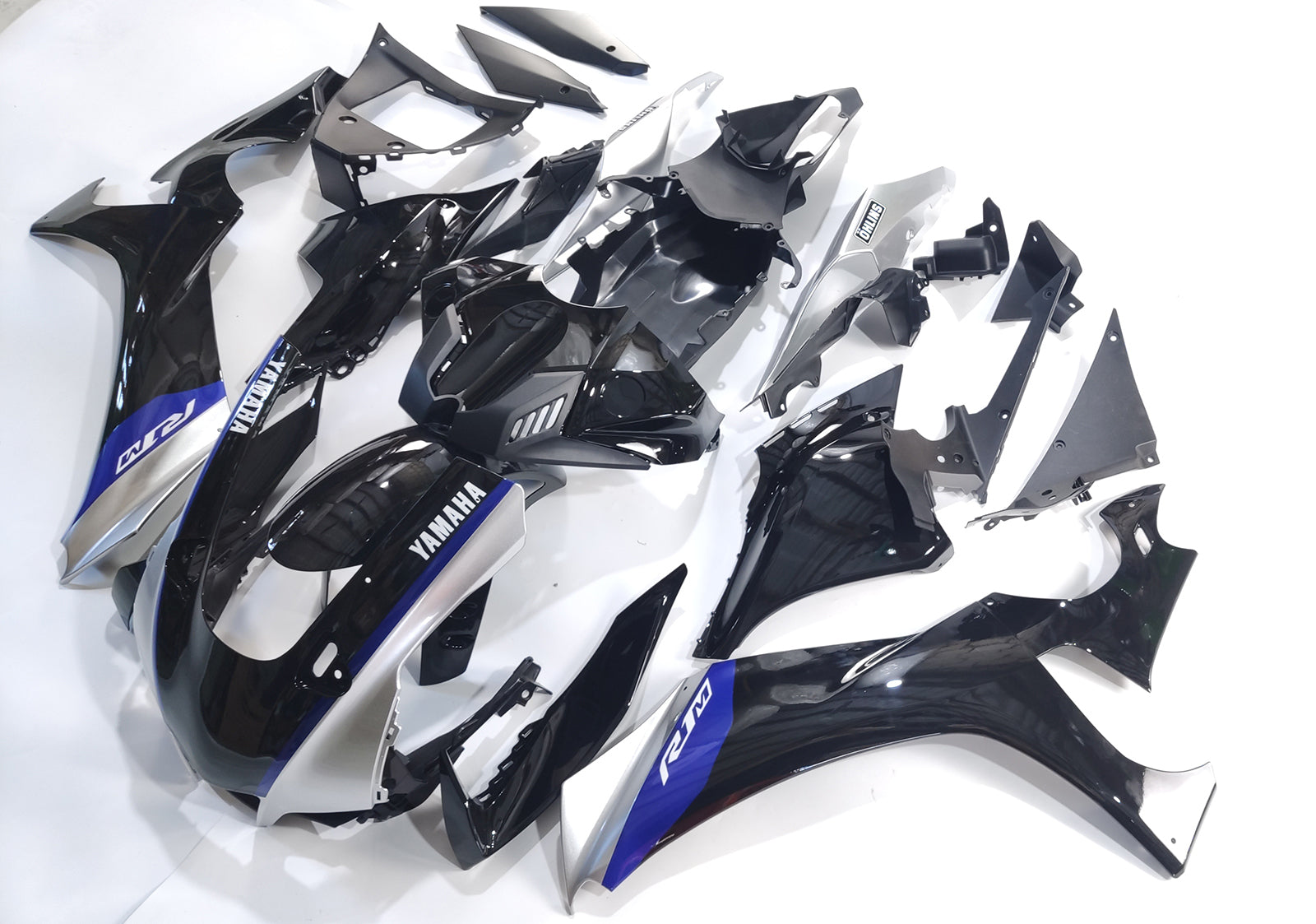 Amotopart Yamaha 2020–2024 YZF R1 Black Sliver Verkleidungsset