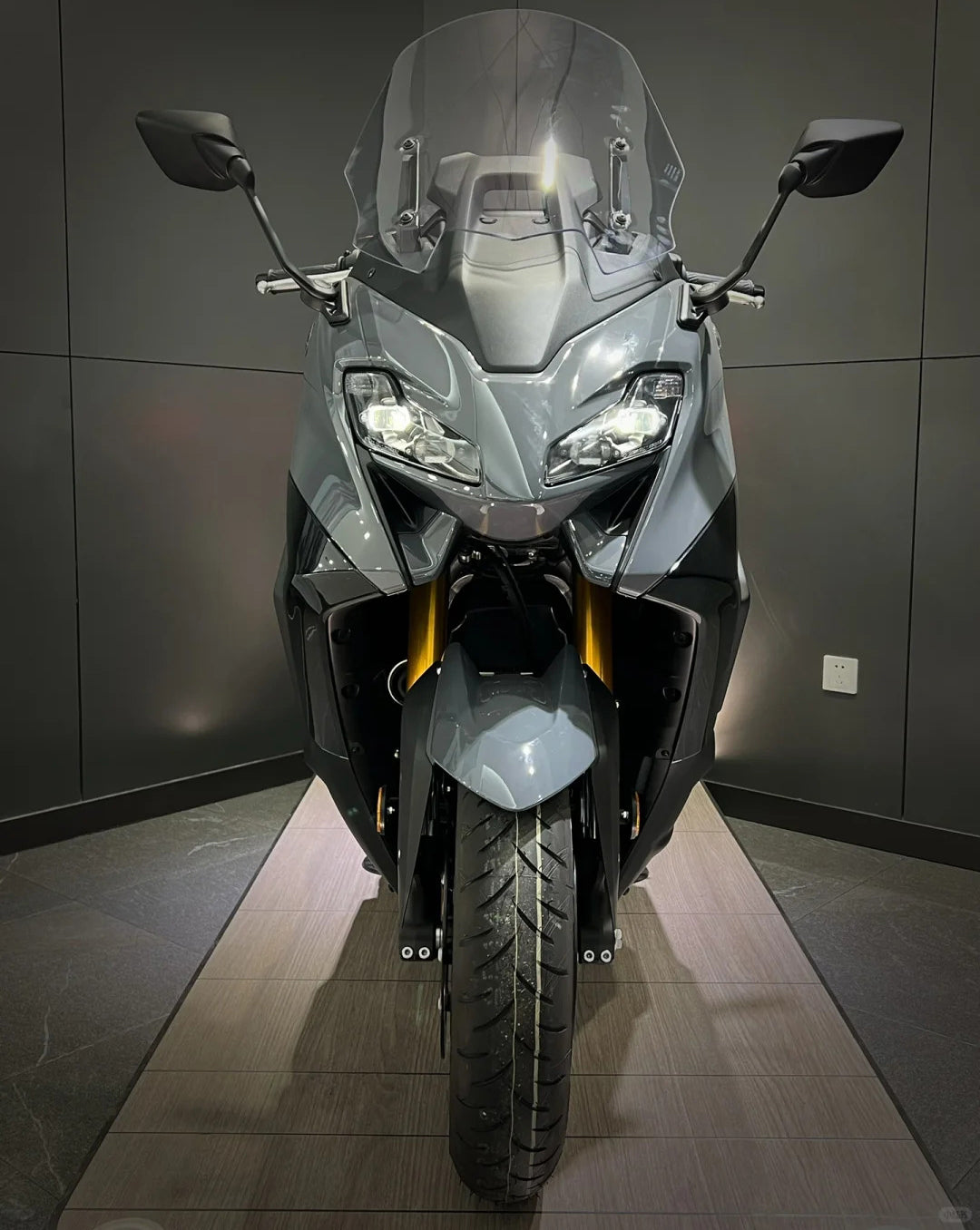 Amotopart 2022–2024 Yamaha TMAX560 Schwarz-Graues Verkleidungsset