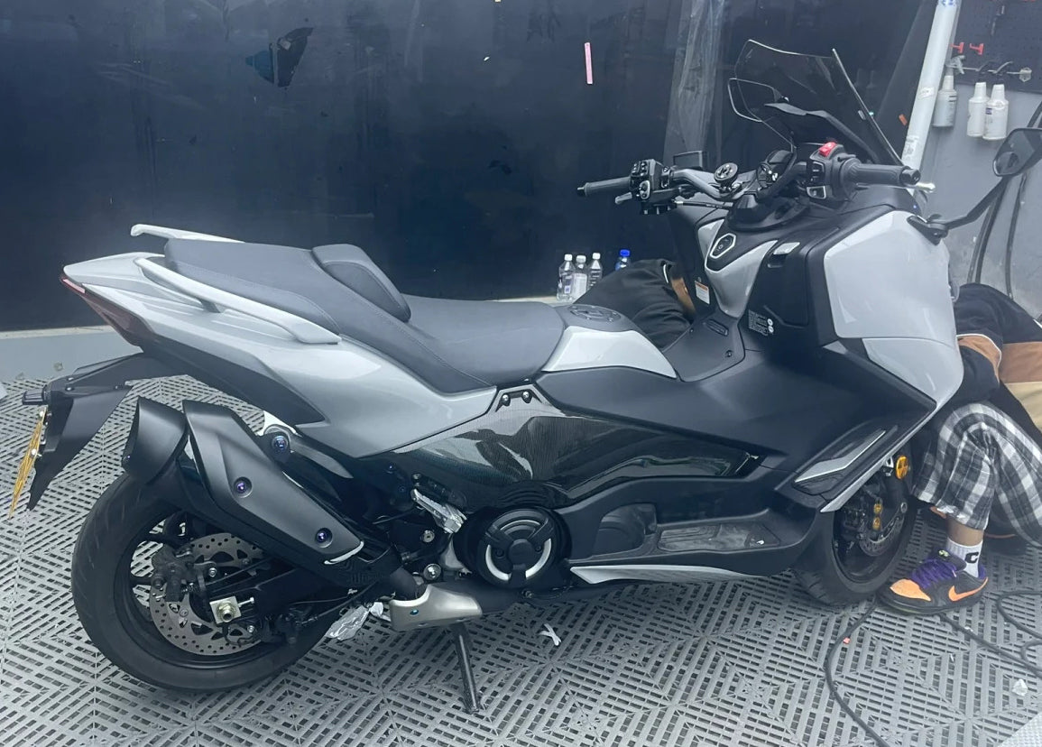 Amotopart 2022–2024 Yamaha TMAX560 glänzendes Schwarz-Weiß-Grau-Verkleidungsset