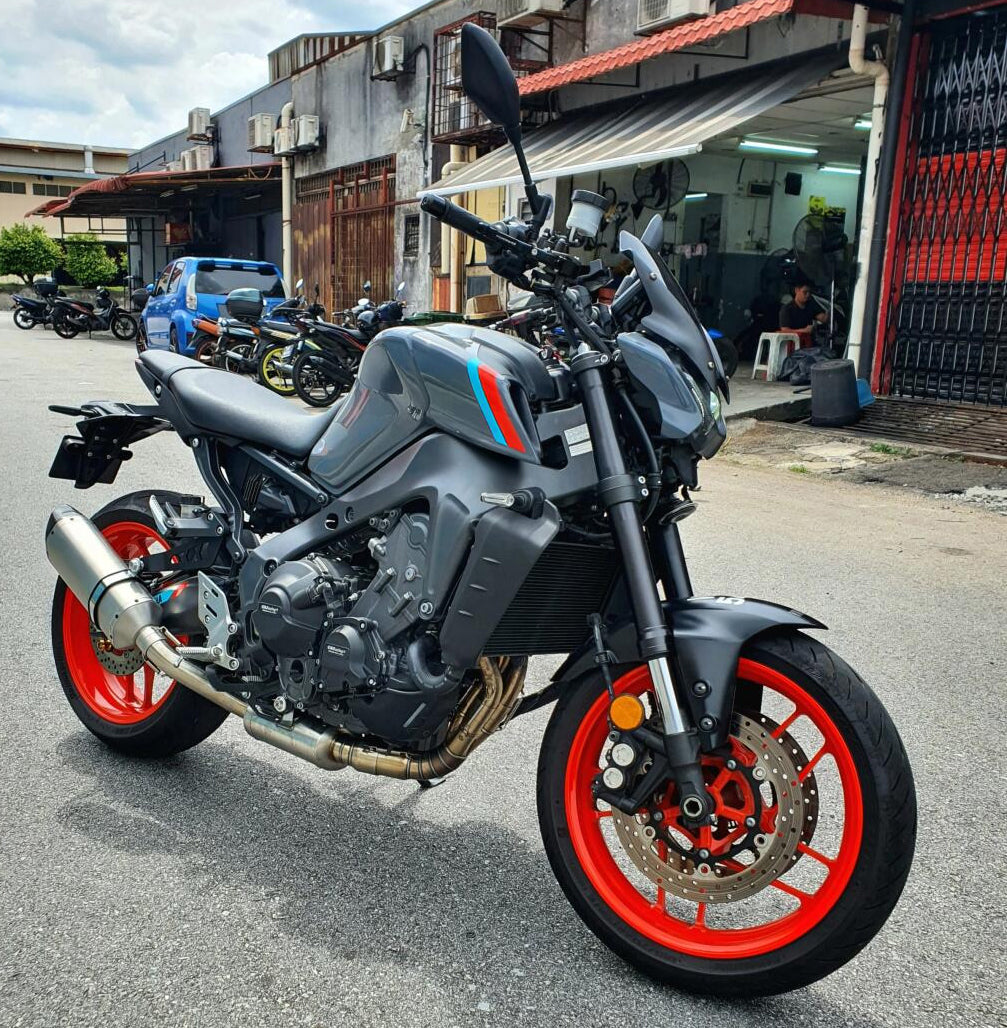 Amotopart 2021-2024 Yamaha MT-09 
 Dark Grey Red Line Fairing Kit
