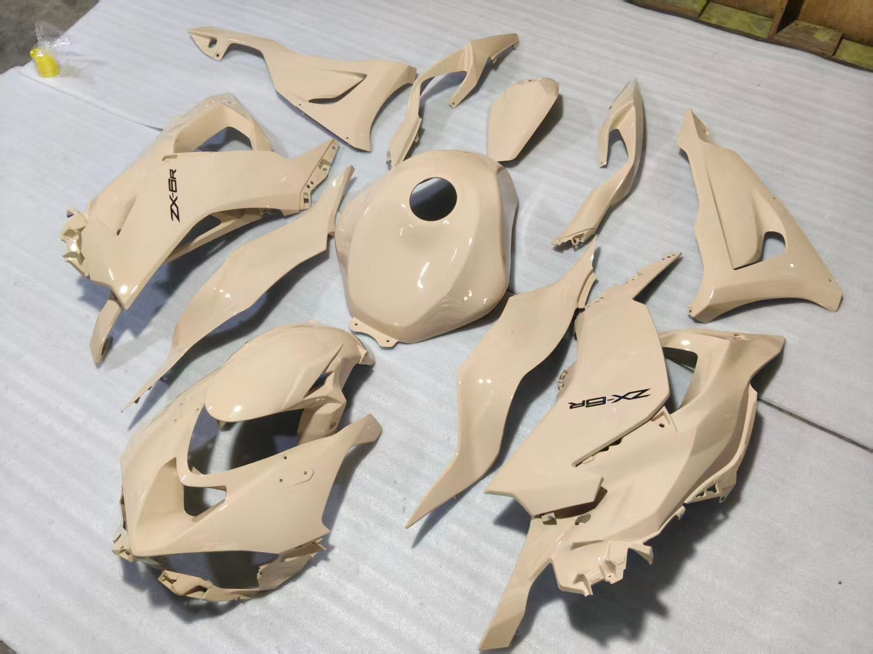 Amotopart 2024-2026 Kawasaki ZX-6R Beige Black Fairing Kit