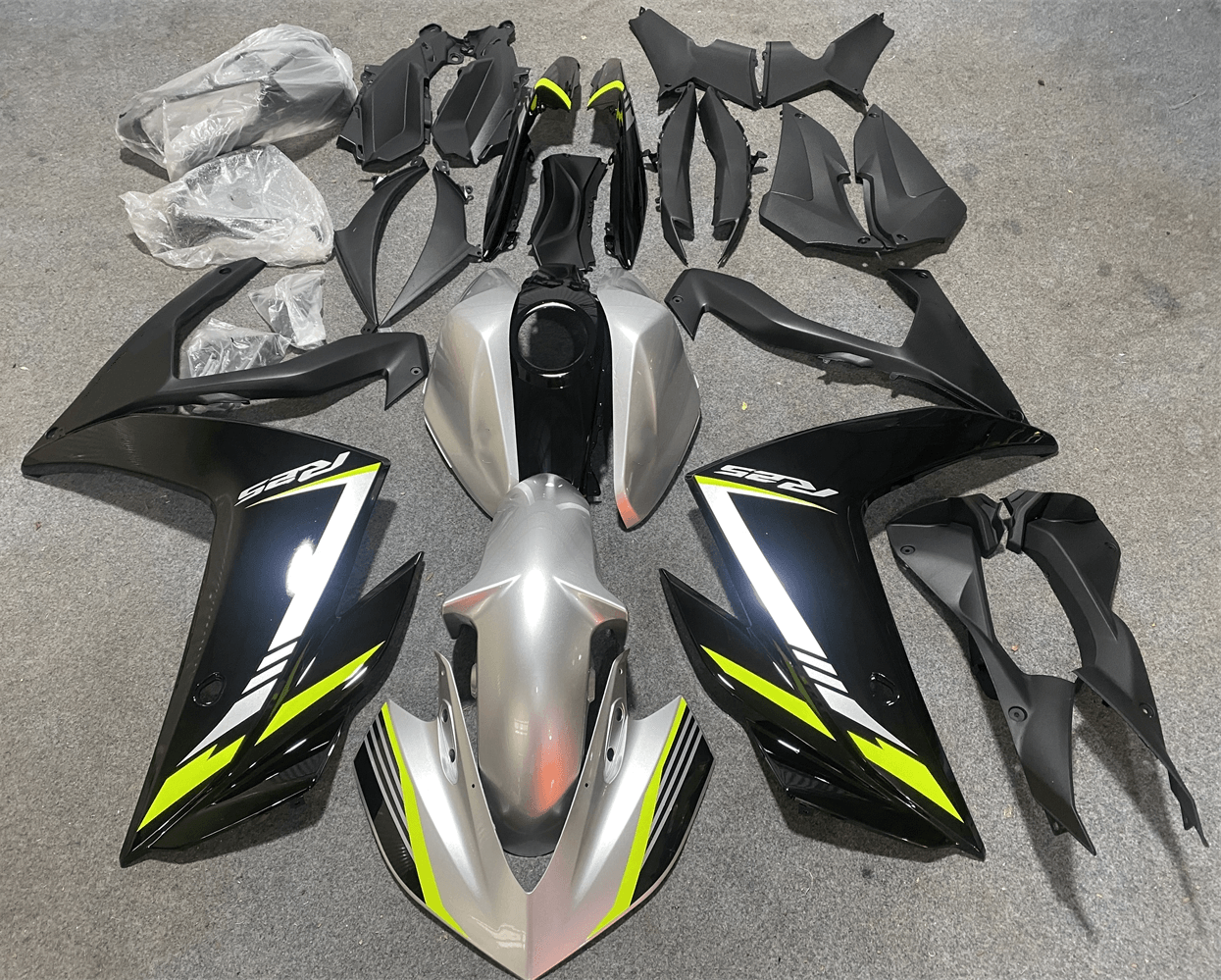 Amotopart Yamaha YZF-R3 2014-2018 R25 2015-2017 Kit de carenado plateado y negro