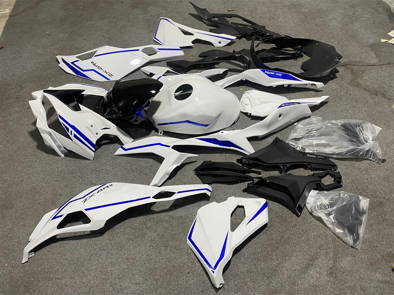 Amotopart 2019-2024 Kawasaki Ninja ZX25R ZX4R ZX4RR Kit de carénage noir blanc