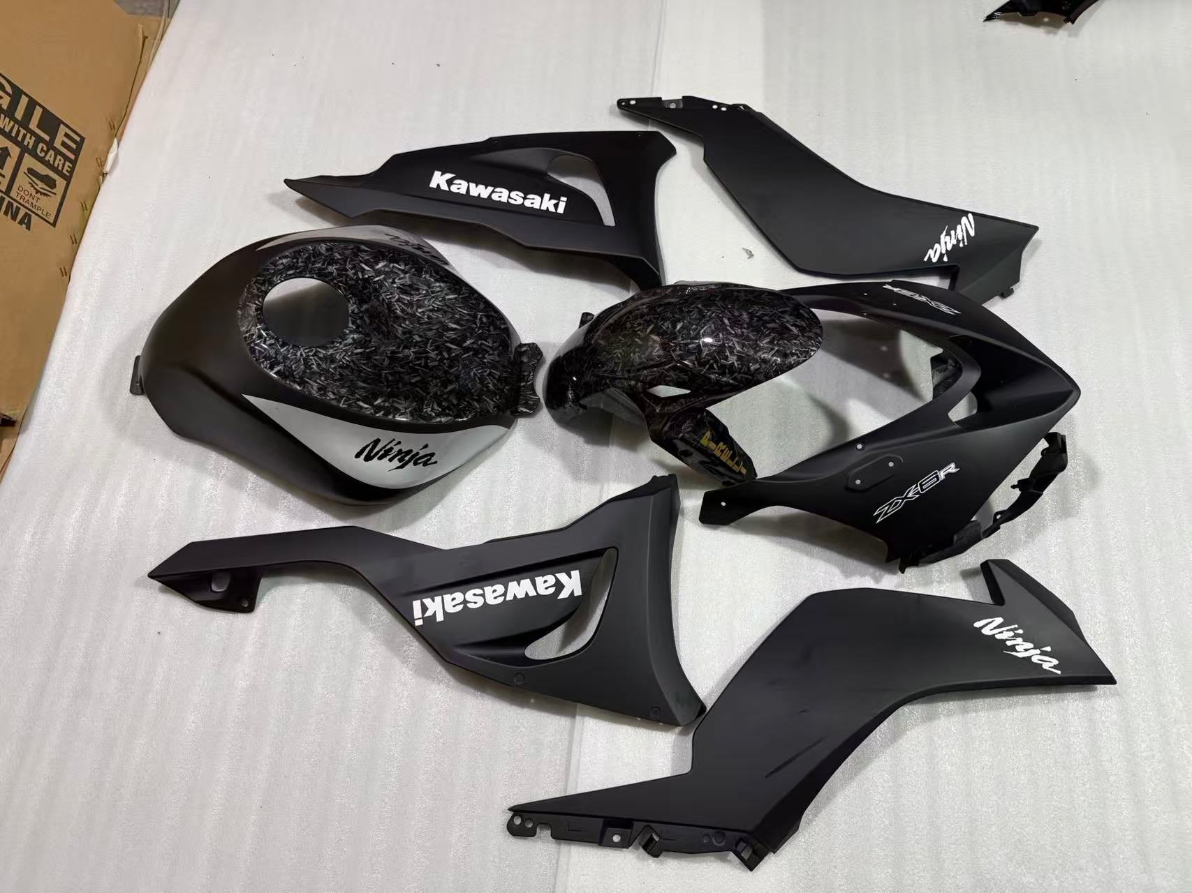 Amotopart 2024-2026 Kawasaki ZX6R ブラック カーボンファイバーパターン フェアリングキット