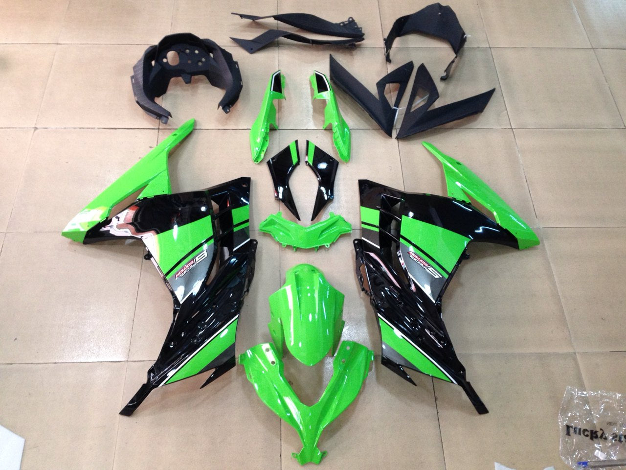 Amotopart 2013-2017 Kawasaki EX300R Fairing Green&Black Kit