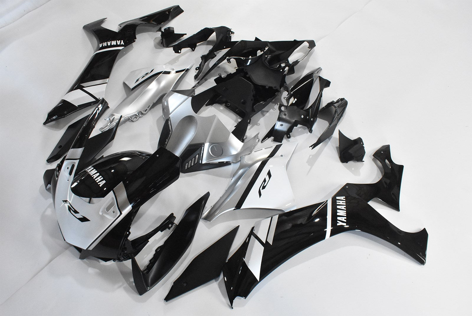 Amotopart Yamaha 2020-2024 YZF R1 Black White Fairing Kit