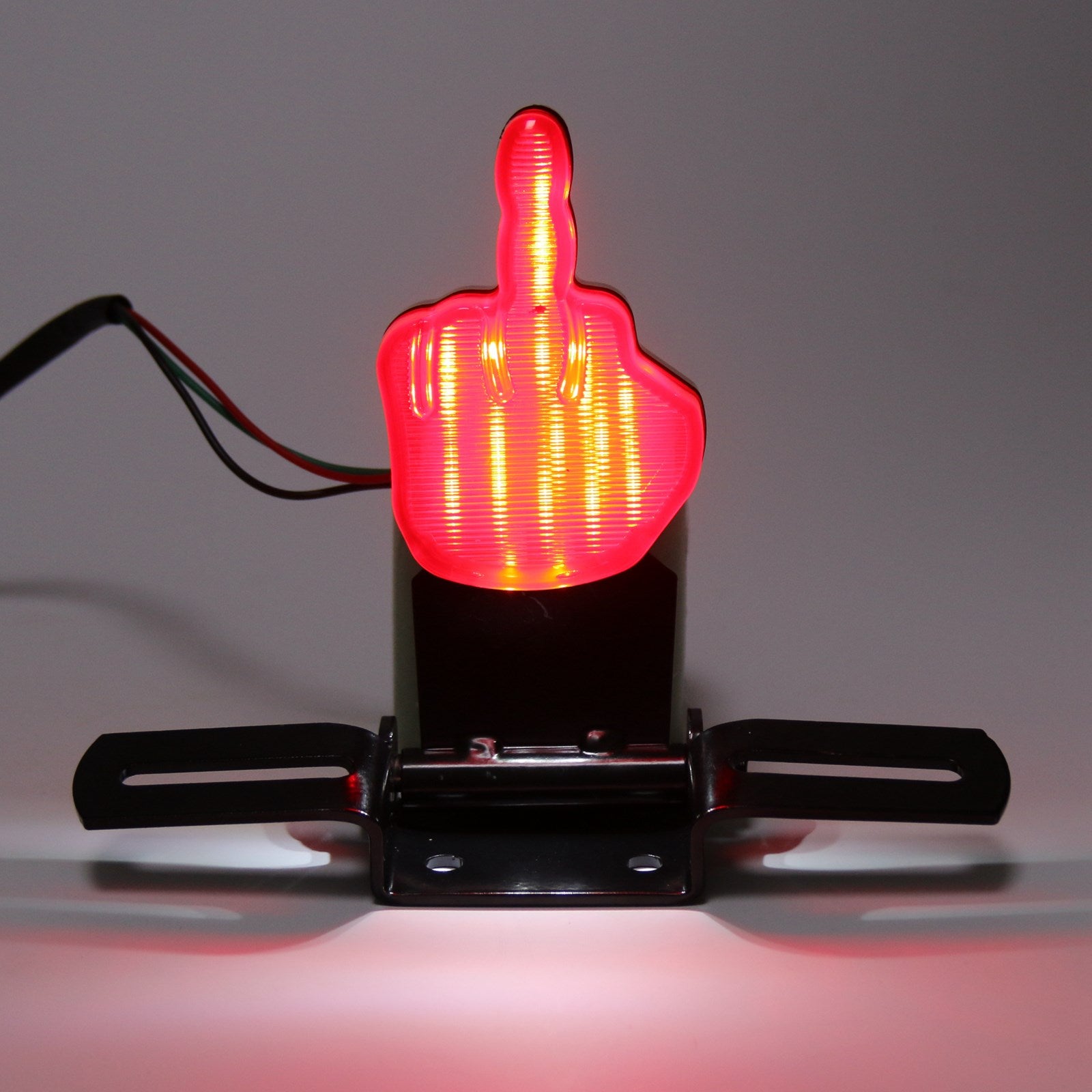Mittelfinger-LED-Bremsrücklicht-Rückleuchte mit Platte für Chopper Bob