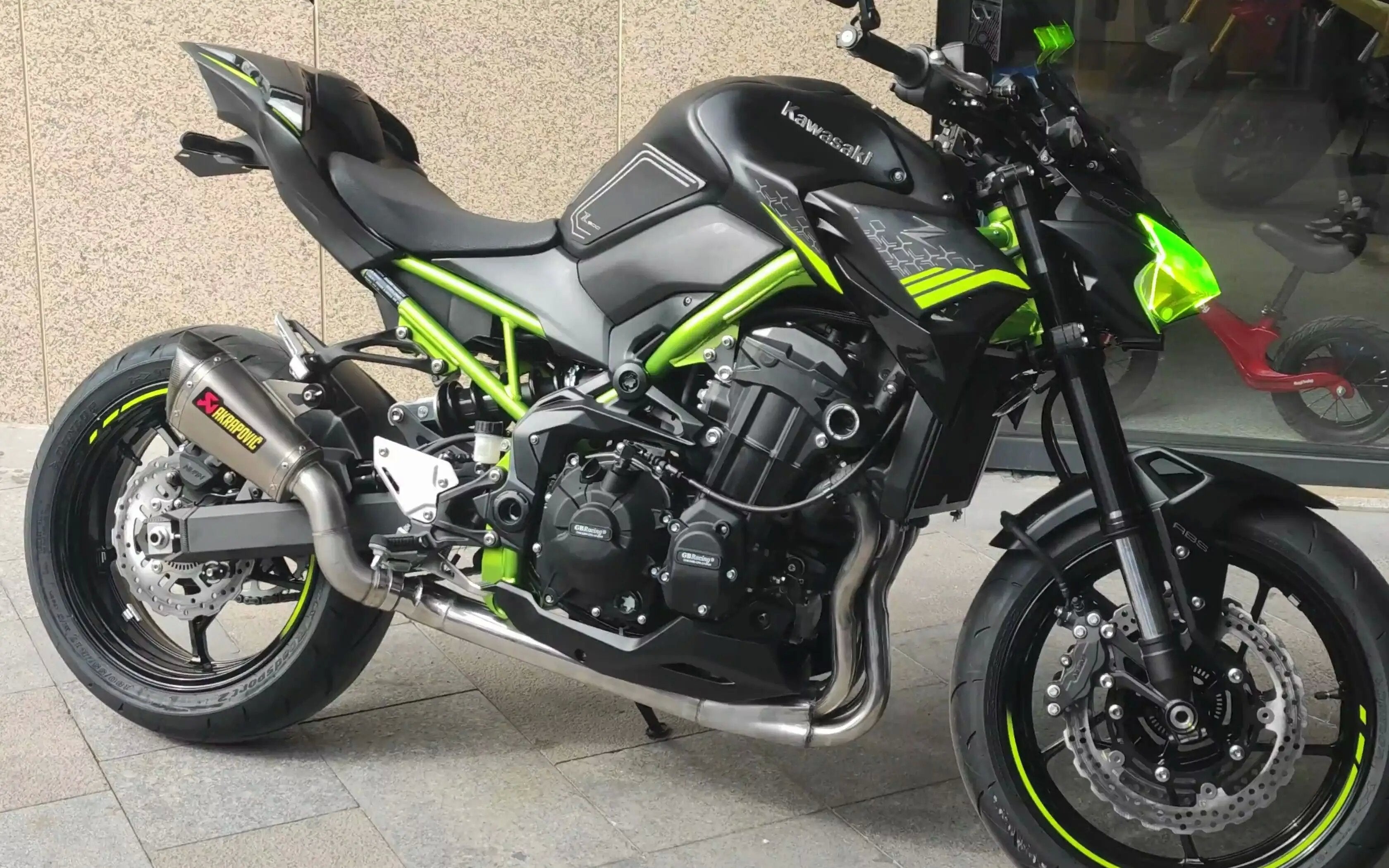 Amotopart 2020-2021 Kawasaki Z900 Kit de carenado negro y verde